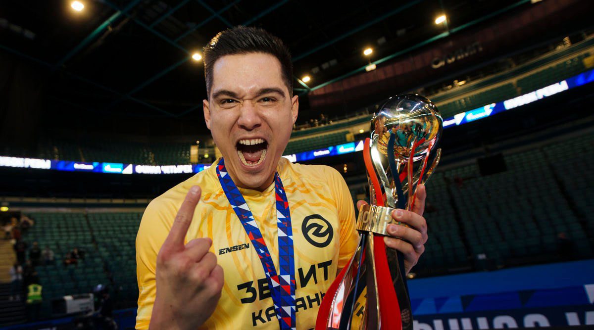 U.S. setter Micah Christenson shows off the Russian Cup trophy (photo courtesy Zenit Kazan/Roman Kruchinin)